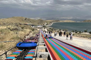 Niğde’deki renkli kaydırağa rekor ilgi 