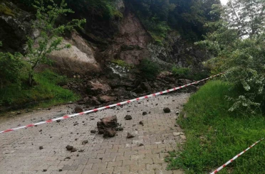 Niksar’da sağanak nedeniyle kaya parçaları yola düştü 