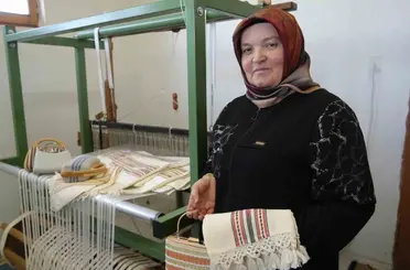 Ninelerini örnek alıp evinin odasını dokuma atölyesine çevirdi, şimdi taleplere yetişemiyor
