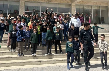 Nusaybin’de polis ile öğrenciler arasında yürek ısıtan görüntü 