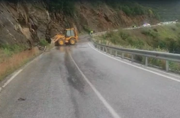 Ödemiş-Turgutlu yolunda toprak kayması: Ulaşım kontrollü sağlanıyor 