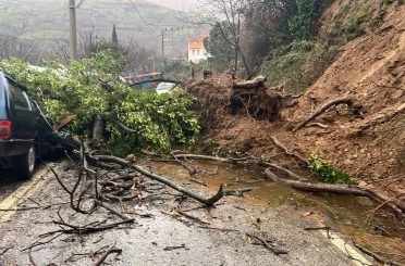 Ödemiş’te heyelan: Göçük altında kalan araç hurdaya döndü 