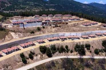 Ödemiş’te yangında zarar gören konutlar yeniden yapılarak sahiplerine teslim ediliyor 