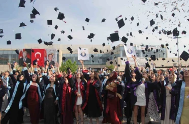 ODÜ’de 3 bin 200 öğrencinin mezuniyet heyecanı 