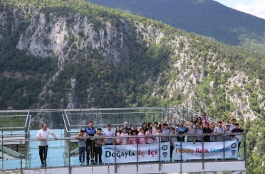 Öğrenciler 450 metre yüksekteki seyir terası ve kanyonu gezdi 