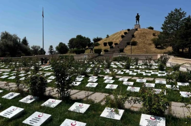 Öğrenciler 510 şehit mezarının taşını okul atölyesinde yapıp mezarları yenilediler 