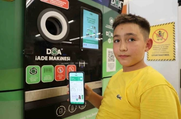 Öğrenciler çevreyi temizleyip harçlıklarını geri dönüşümden çıkarıyor 