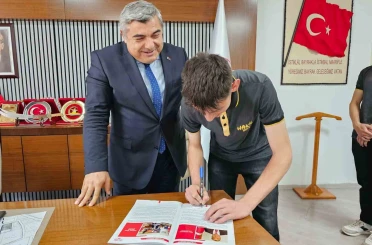 Öğrenciler hazırladığı derginin ilk sayısını Sünnetci’ye hediye etti 