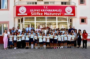 Öğrenciler, huzurevi sakinlerinin gönlüne dokundu 