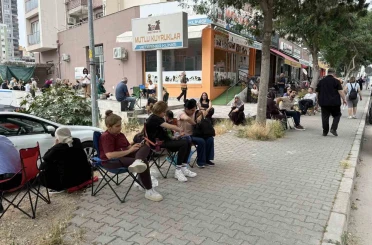 Öğrenciler içeride veliler dışarıda ter döktü 