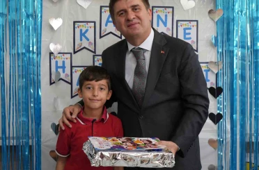 Öğrenciler karnelerini aldı, yaz tatili başladı: Ebeveynlere "dijital bağımlılık" uyarısı 