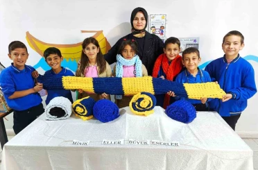 Öğrenciler kendi atkılarını örerek kışa hazırlanıyor 