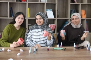 Öğrenciler kupa boyama etkinliğinde bir araya geldi 