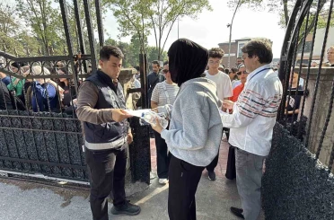 Öğrenciler sıralarda, veliler ise okulun çevresinde ter dökmeye başladı 