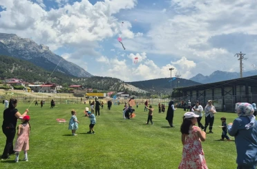 Öğrenciler uçurtma şenliğinde gökyüzünü renklendirdi 