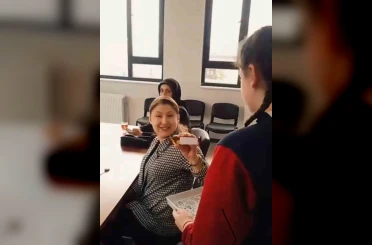Öğrencilerden anlamlı mesaj: "Öğretmene silah değil, çikolata uzatılır" 
