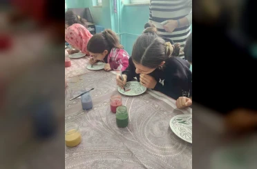 Öğrencilerden çini boyama etkinliği 