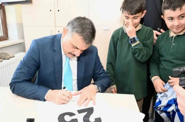 Öğrencilerden Vali Çiftçi’ye forma imzalatma sürprizi 