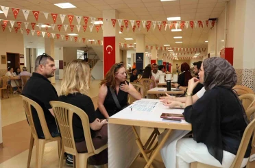 Öğrencilere yol göstermeye devam ediyor 