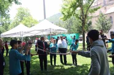Öğrencilere yönelik gerçekleştirilen yıl sonu cami şenlikleri başladı 
