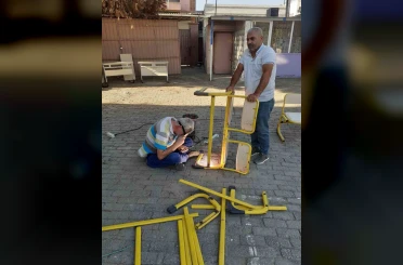 Öğrencileri için kaynak makinesinin başına geçti 