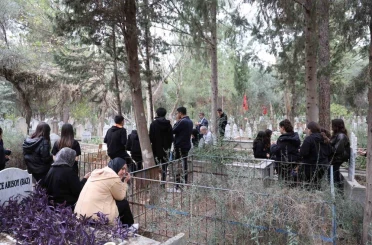 Öğrencileri, öğretmenler gününde vefat eden öğretmenlerini unutmadı 
