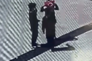 Öğrencilerin duygulandıran bayrak hassasiyeti: Düşen bayrağı yerden alıp öptü 