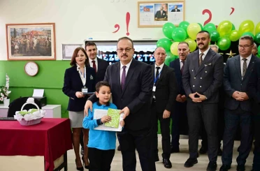 Öğrencilerin karnelerini Vali Canbolat verdi 