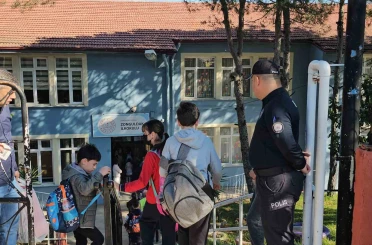 Öğrencilerle teneffüste ip atlayan polis, gönülleri fethetti 