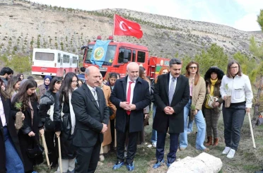 Öğretmen adayları fidanları toprakla buluşturdu 