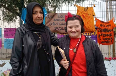 Öğretmen Ayla Kara’nın yakınları okulda dua etti 