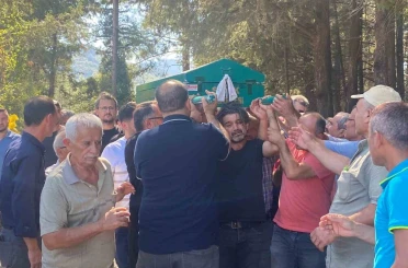 Öğretmen babanın en ağır yükü: Okul bahçesinde fenalaşan oğlunun tabutunu bir an olsun bırakmadı 