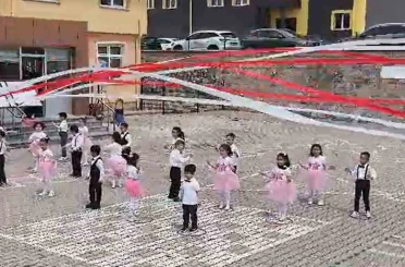 Öğretmenin üzerine tabela düştü 