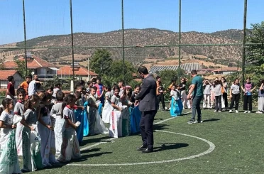 Okul bahçesi şenlik alanına döndü 