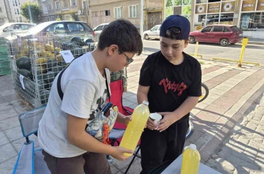 Okul harçlığını çıkarmak isteyen çocuklar limonata satarak aile bütçelerine katkı sağlıyor 