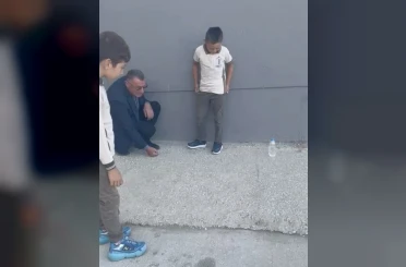 Okul müdürü, öğrencilerle bahçede misket oynadı 
