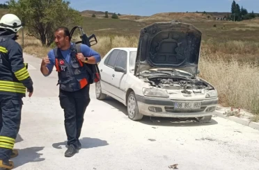 Okul önünde alev alan araca AFAD ekiplerinden hızlı müdahale 