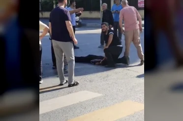 Okul servisi scooterle çocuğa ardından otomobile çarptı: 2 yaralı 
