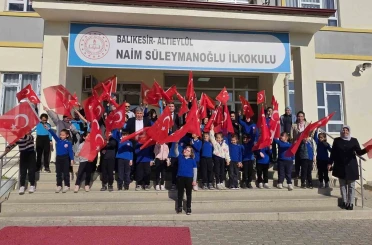 Okullarda Türk bayraklı tören 