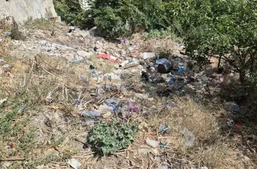 Okulun dibindeki metruk alan çöplüğe döndü
