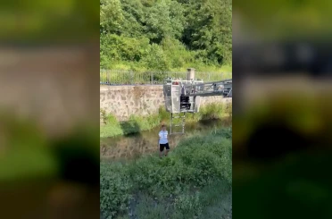 Oltasını almak isterken derede mahsur kalan çocuğu itfaiye ekibi kurtardı 