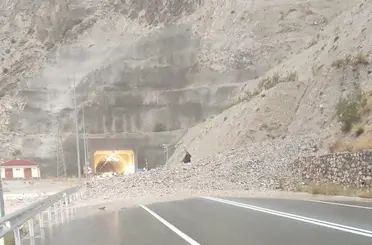 Oltu-Artvin yolu sağanak nedeniyle trafiğe kapandı
