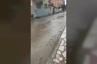 On dakikalık yağış sonrası Umurlu’da sokaklar sular altında kaldı 