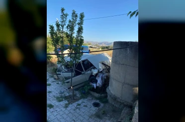 Önce çöp konteynerine ardından duvara çarptı: Otomobil hurdaya döndü, sürücü yaralandı 
