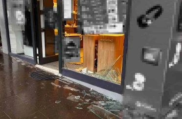 Önce kaldırıma çıktı, sonra dükkana girdi 