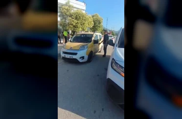 Öncü eşliğinde ticari taksiyle göçmen kaçırırken polise yakalandılar 