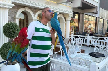 Onları görenler dönüp bir daha bakıyor 