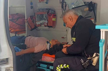 Önündeki araca çarpmamak için fren yapan motosikletli yaralandı 
