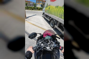 Önüne kıran kamyona çarpmaktan son anda kurtuldu 