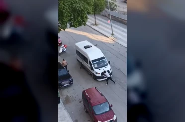 Önünü kestiği yolcu minibüsünü yumrukladı 
